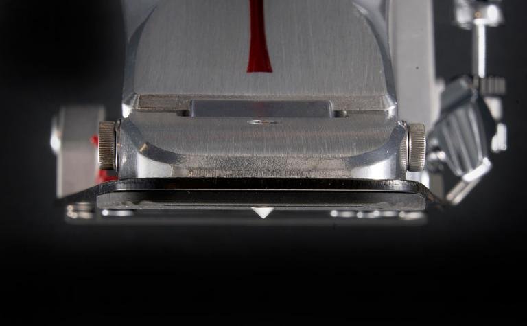 Detalhe da articulação Zero-Play Hinge com rolamentos do Pearl Eliminator Mono Pro 2500 Series