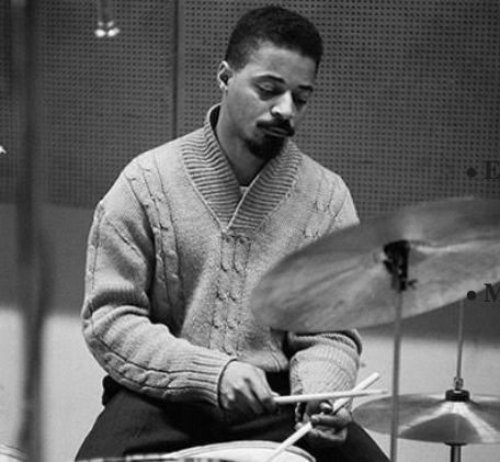 ESTUDO DA MÚSICA FREDDIE FREELOADER